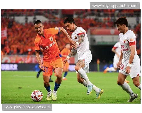 红橙绝响：广州恒大与山东泰山的巅峰对决，谁才是中超永恒的王？